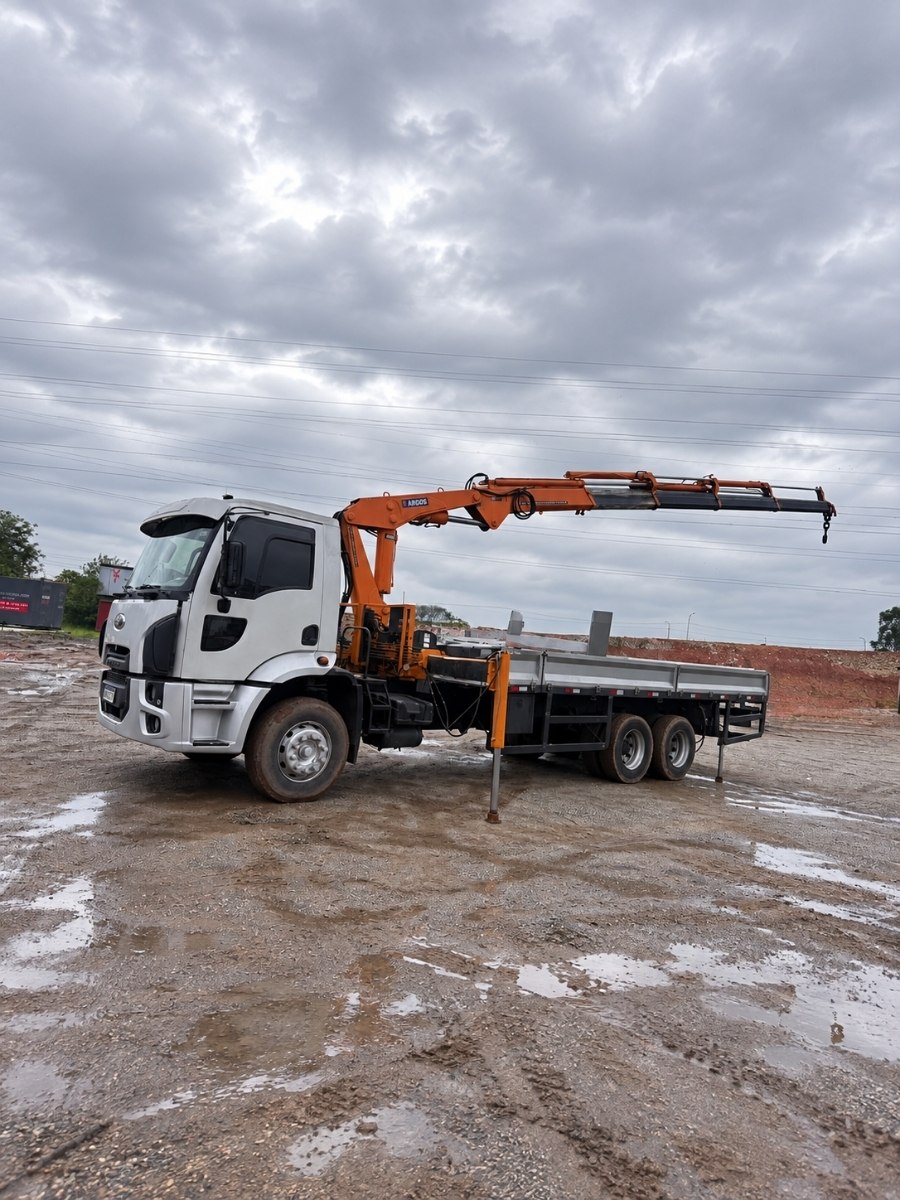 Ford Cargo 2423 L · Munck AGI 43.0